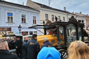 V Košiciach sa lúčia s rómskym kráľom Róbertom Botošom, rakvu viezli na koči ťah...