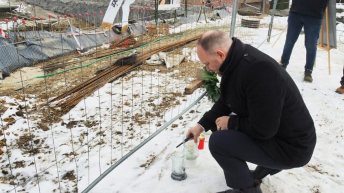 Trnavský župan Viskupič si pripomenul výročie vraždy Kuciaka: Pamätník slobody slova bude naveky symbolizovať obrovskú tragédiu – VIDEO, FOTO