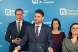 Vláda plánuje obmedziť volebné právo Slovákov žijúcich v zahraničí, upozorňujú p...