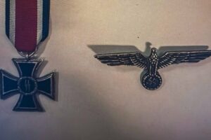 Počas colnej kontroly našli u 57-ročného muža nacistické symboly, hrozia mu dva ...