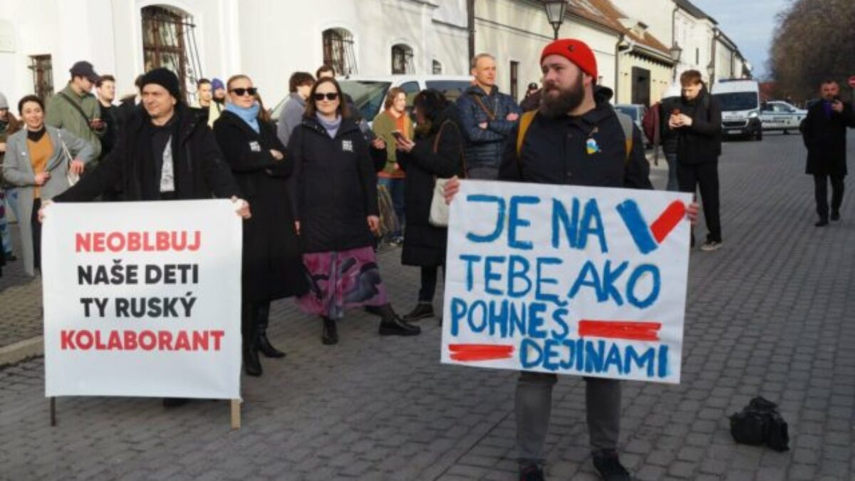 Protestujúci počas diskusie Fica so študentmi hlučne vyjadrovali nesúhlas s jeho politikou, pustili sa aj do Kaliňáka a Gedru – VIDEO