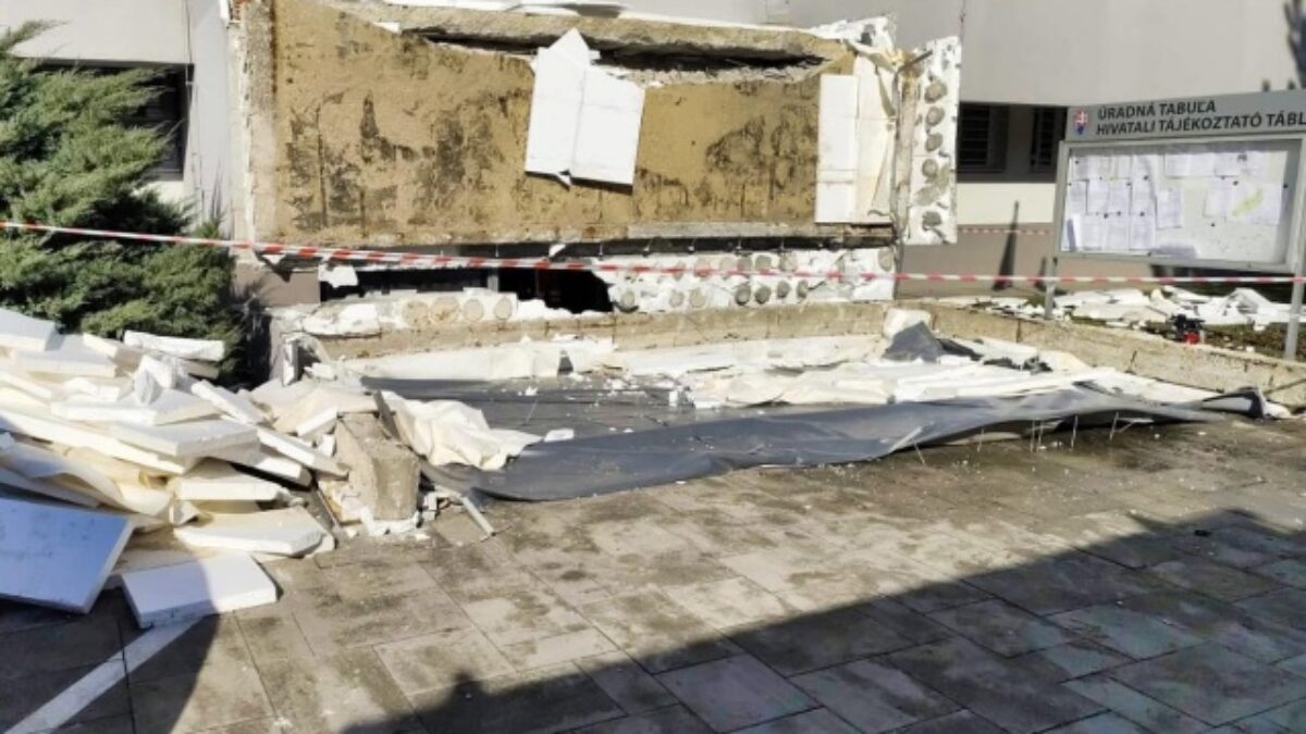 Klientske centrum v Komárne po tragickom páde prístrešku obnovilo prevádzku v obmedzenom režime