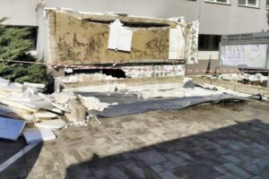 Klientske centrum v Komárne po tragickom páde prístrešku obnovilo prevádzku v ob...