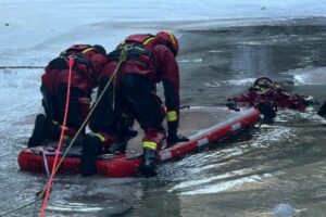 Záchranná akcia na Bukovci. Osoba sa po skoku do nádrže nevynorila, hasiči pátra...