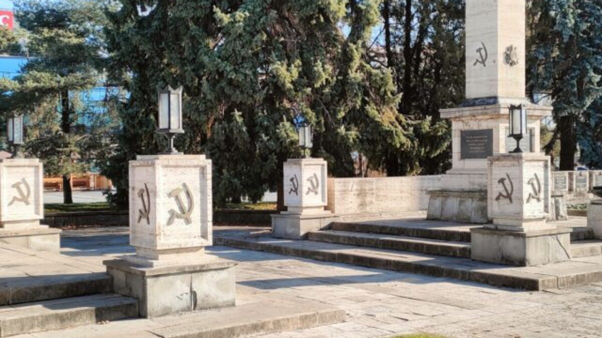 V Košiciach si pripomenuli výročie vypuknutia vojny na Ukrajine pri pomníku na Námestí osloboditeľov, podujatie však vyvolalo kritiku – VIDEO