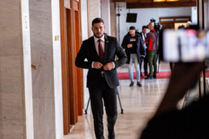 KDH vyzýva Glücka, aby zvolal rokovanie brannobezpečnostného výboru k stavu polí...