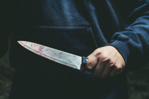 Žena napadnutá nožom v Helcmanovciach podľahla zraneniam, polícia vyšetruje záva...