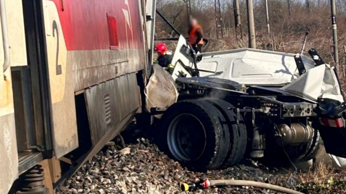 Zrážka vlaku s nákladiakom v Nových Zámkoch: Po náraze vypukol požiar, vodič kamiónu zahynul – FOTO
