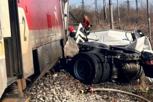 Zrážka vlaku s nákladiakom v Nových Zámkoch: Po náraze vypukol požiar, vodič kam...