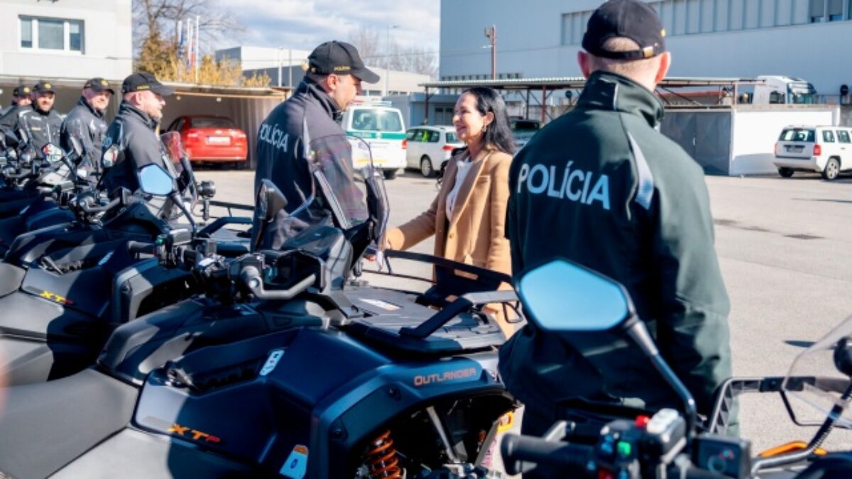 Kurilovská odovzdala policajtom nové terénne štvorkolky, majú im zlepšiť prácu v ťažko dostupných oblastiach – FOTO