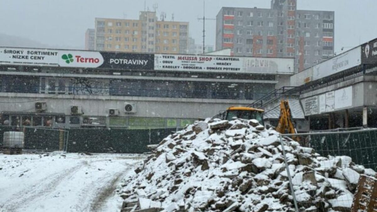 Bratislava modernizuje ďalšiu lokalitu. V Dúbravke pribudnú dažďové záhrady aj nové osvetlenie – FOTO