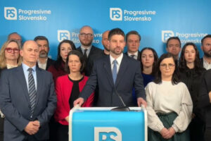 Ficova vláda nakazila Slovensko vírusom, progresívci predstavili „Kladivo na kor...