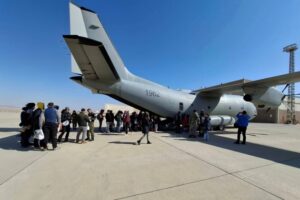 Prví ľudia z Jordánska sú na ceste domov, privezie ich lietadlo Spartan. O pomoc...