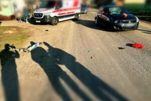 Kolobežkárka sa zrazila s autom pri Rimavskej Sobote, do nemocnice ju odvážal vr...