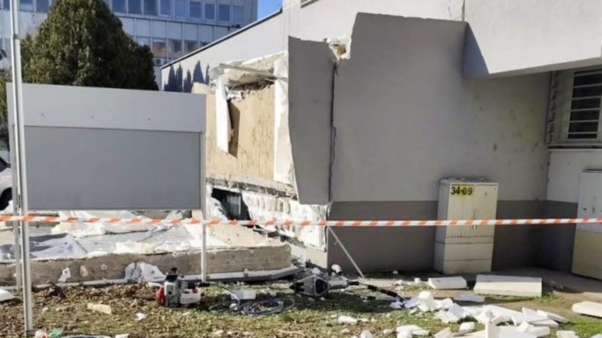 Tragédia v Komárne si vyžiadala ďalší život, zranený muž po páde prístrešku Klientskeho centra zomrel v nemocnici