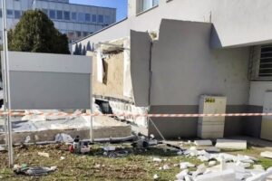 Tragédia v Komárne si vyžiadala ďalší život, zranený muž po páde prístrešku Klie...