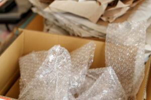 Koniec bublinkových fólií či polystyrénových výplní. E-shopy budú musieť baliť t...