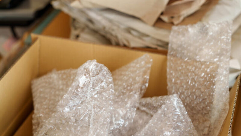 Koniec bublinkových fólií či polystyrénových výplní. E-shopy budú musieť baliť tovar po novom