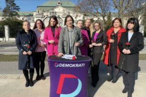 Členky Demokratov vrátili kvety k MDŽ pred úrad vlády, odmietajú prázdne gestá