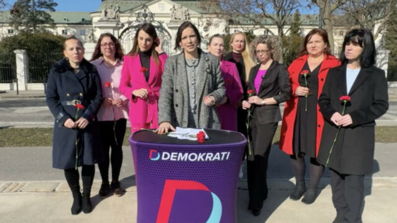 Členky Demokratov vrátili kvety k MDŽ pred úrad vlády, odmietajú prázdne gestá
