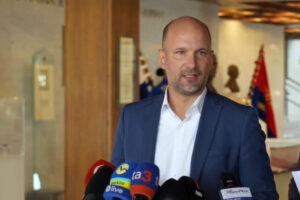 Opozícia odmieta Pellegriniho plán na zavedenie stavu ohrozenia, varuje pred str...