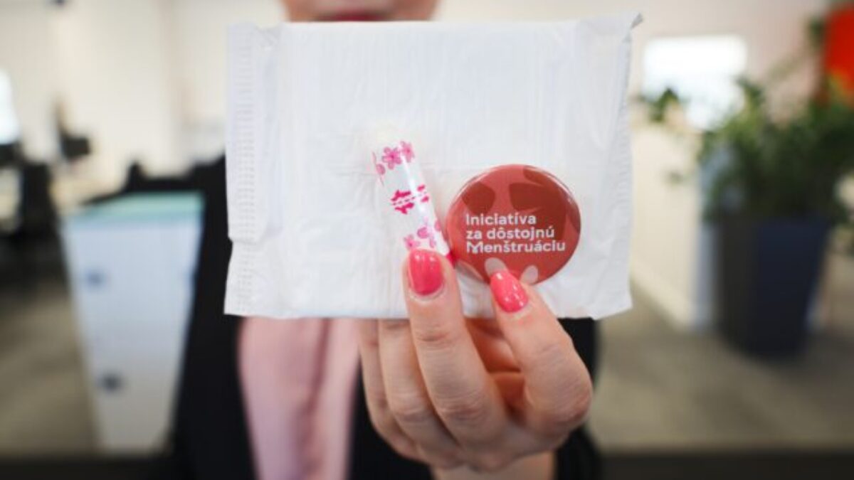 Tesco podporuje dôstojnú menštruáciu, z každého zakúpeného produktu Pro Formula venuje na pomoc 10 centov