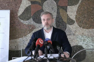 Opozícia spochybňuje nákup hasičských áut, Krúpa upozorňuje na cenu aj podozrivé...