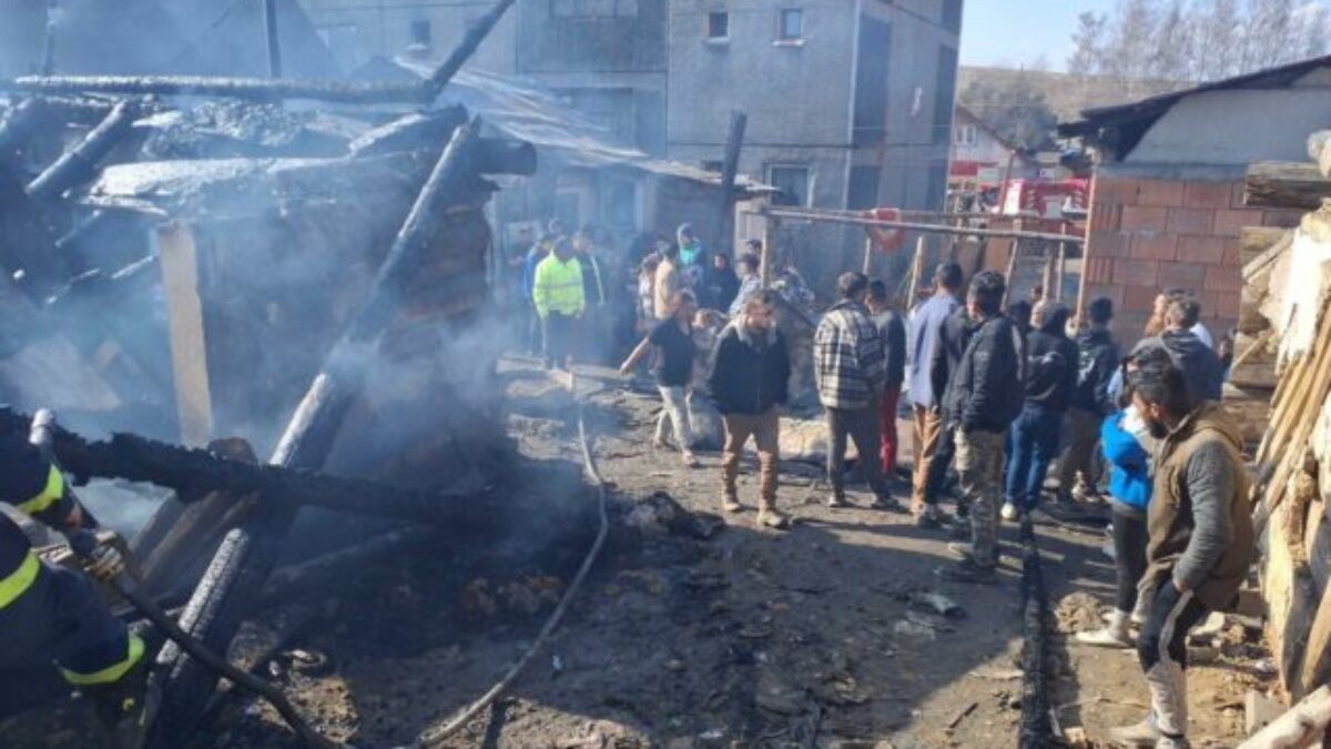 Agresia v rómskej osade, hasiči čelili útoku po uhasení požiaru – FOTO