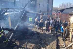 Agresia v rómskej osade, hasiči čelili útoku po uhasení požiaru – FOTO