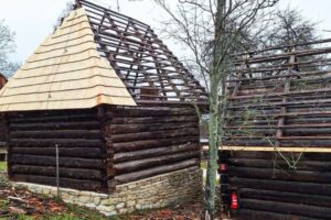 Múzeum slovenskej dediny v Martine pokračuje v obnove striech historických objek...
