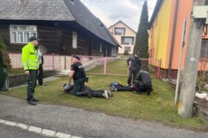 Po výbuchu bankomatu v Demänovskej Doline zadržali tri podozrivé osoby – FOTO