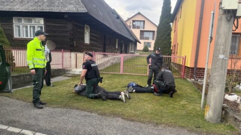 Po výbuchu bankomatu v Demänovskej Doline zadržali tri podozrivé osoby – FOTO