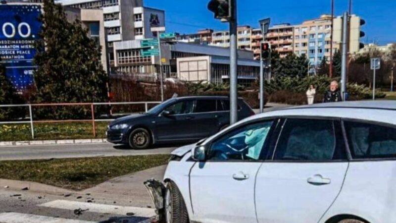Zrážka dvoch áut v Košiciach zablokovala dôležitú križovatku, vodič mal prejsť na červenú – FOTO