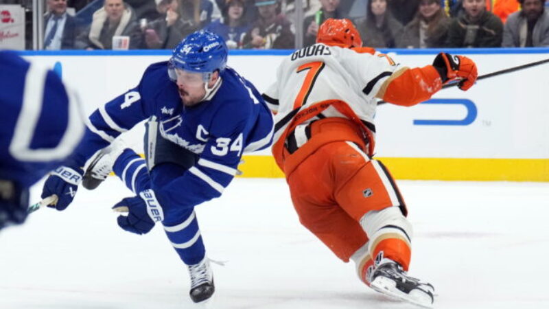 Gudas dostal stopku na päť zápasov po zákroku na Austona Matthewsa, hviezde Toronta ukončil sezónu
