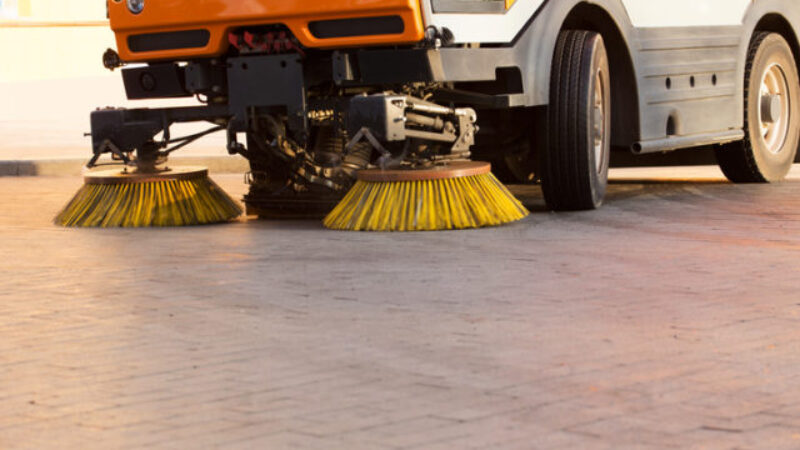 Jarné upratovanie ciest a chodníkov v Prešove sa začalo v predstihu, potrvá do mája