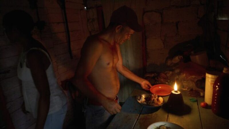 Protesty na Kube eskalujú, demonštranti vyrabovali kanceláriu komunistickej strany