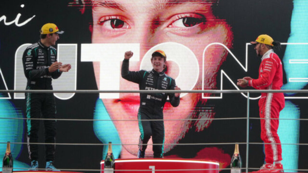 Chcelo sa mu plakať. Tínedžer Antonelli pretavil pole position do premiérového triumfu v seriáli F1 – VIDEO, FOTO