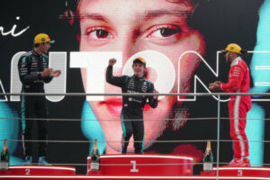 Chcelo sa mu plakať. Tínedžer Antonelli pretavil pole position do premiérového t...