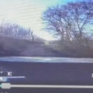 Nevodič unikal pred policajtami, autom skončil v rokline. Prevrátili sa aj privo...