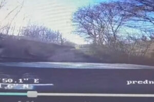 Nevodič unikal pred policajtami, autom skončil v rokline. Prevrátili sa aj privo...