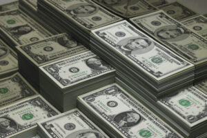 Tajná skrýša pri prechode hranice mužovi nevyšla, colníci mu v palubovke našli t...