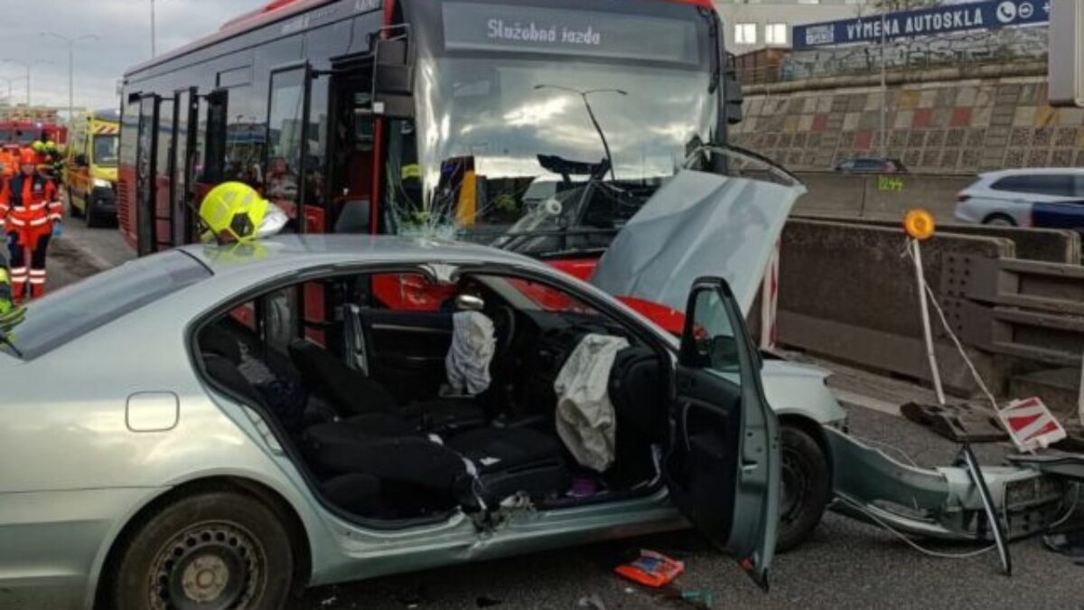 V Bratislave pri zjazde na Patrónku sa zrazil autobus s autom – FOTO