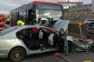 V Bratislave pri zjazde na Patrónku sa zrazil autobus s autom – FOTO