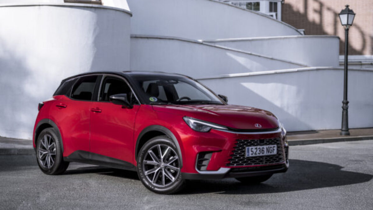 Väčšie neznamená prémiovejšie. Lexus ukazuje, že luxus môže mať kompaktné rozmery