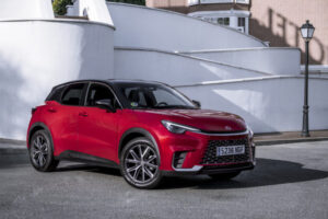 Väčšie neznamená prémiovejšie. Lexus ukazuje, že luxus môže mať kompaktné rozmer...