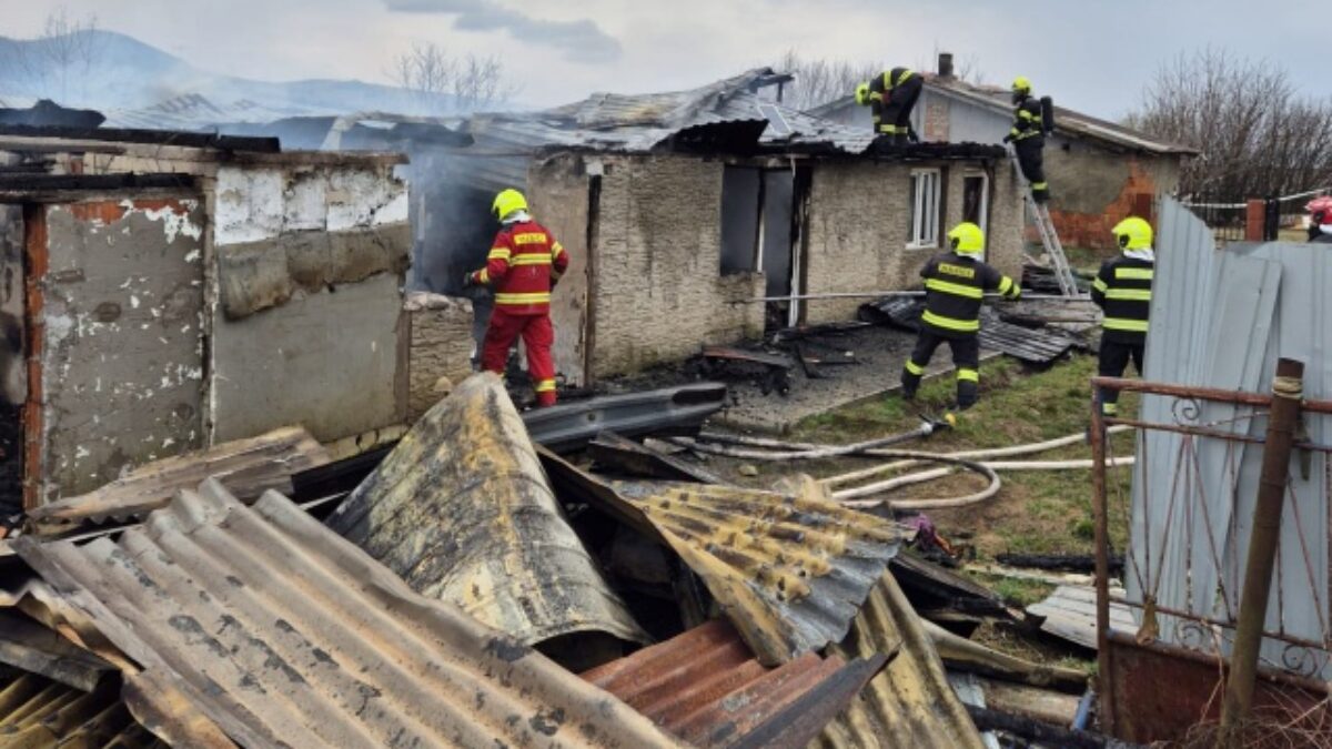 Tragický požiar v osade v obci Mirkovce: O život prišlo štvorročné dieťa, ďalšie dve sú v nemocnici – VIDEO, FOTO