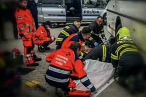 Tragédia na autobusovej stanici v Strážskom, po zrážke s autobusom človek zomrel...