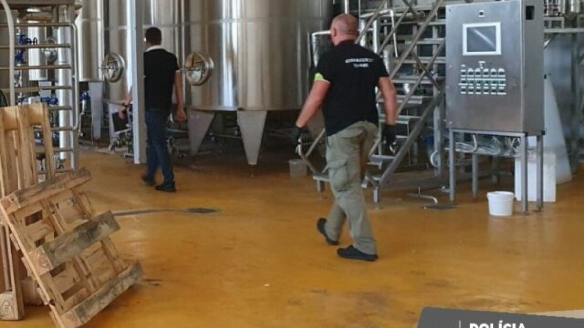 Protikorupčná jednotka obvinila jednu osobu z neoprávneného využitia eurofondov za takmer milión eur – FOTO