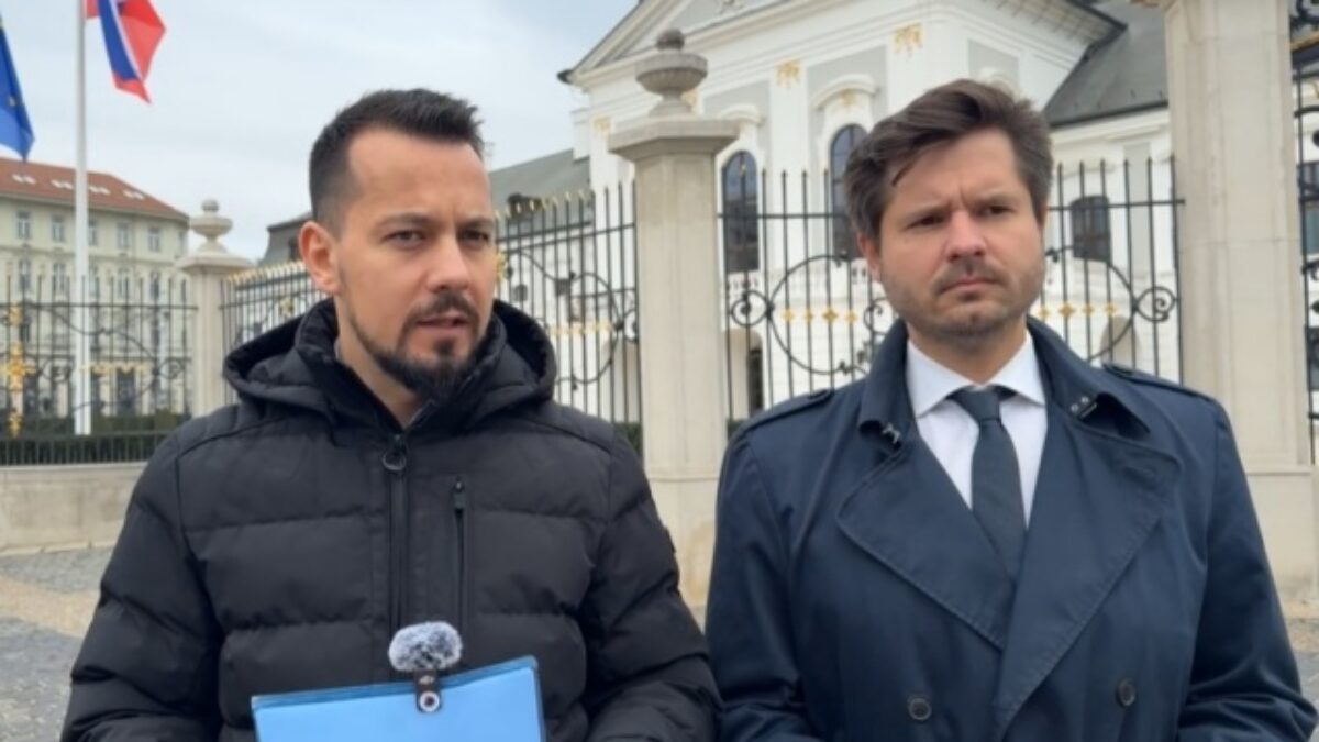 Demokrati odovzdali Pellegrinimu list s právnymi argumentmi pre vyhlásenie referenda, žiadajú ho aj o osobné prijatie – VIDEO