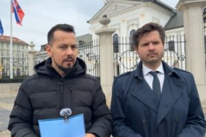 Demokrati odovzdali Pellegrinimu list s právnymi argumentmi pre vyhlásenie refer...